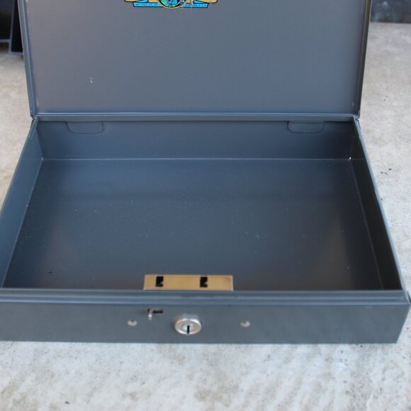 Vintage Locking Cash Box With Key - Picture 4 of 7